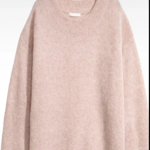 Ljusrosa mohairtröja - Säljer en trendig supermjuk och fluffig ljusrosa tröja i mohairblandning. Tröjan har en avslappnad passform vilket gör den suuuuuper snygg när den e liiiite oversized. Måste tyvärr sälja då jag redan har massa ljusrosa tröjor… passar så fint till en svensk sommarkväll!!!🥹🥹🥹 nypirs 499kr
