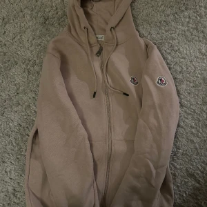 Moncler liknande kofta - Beige kofta helt oanvänd, i storlek M