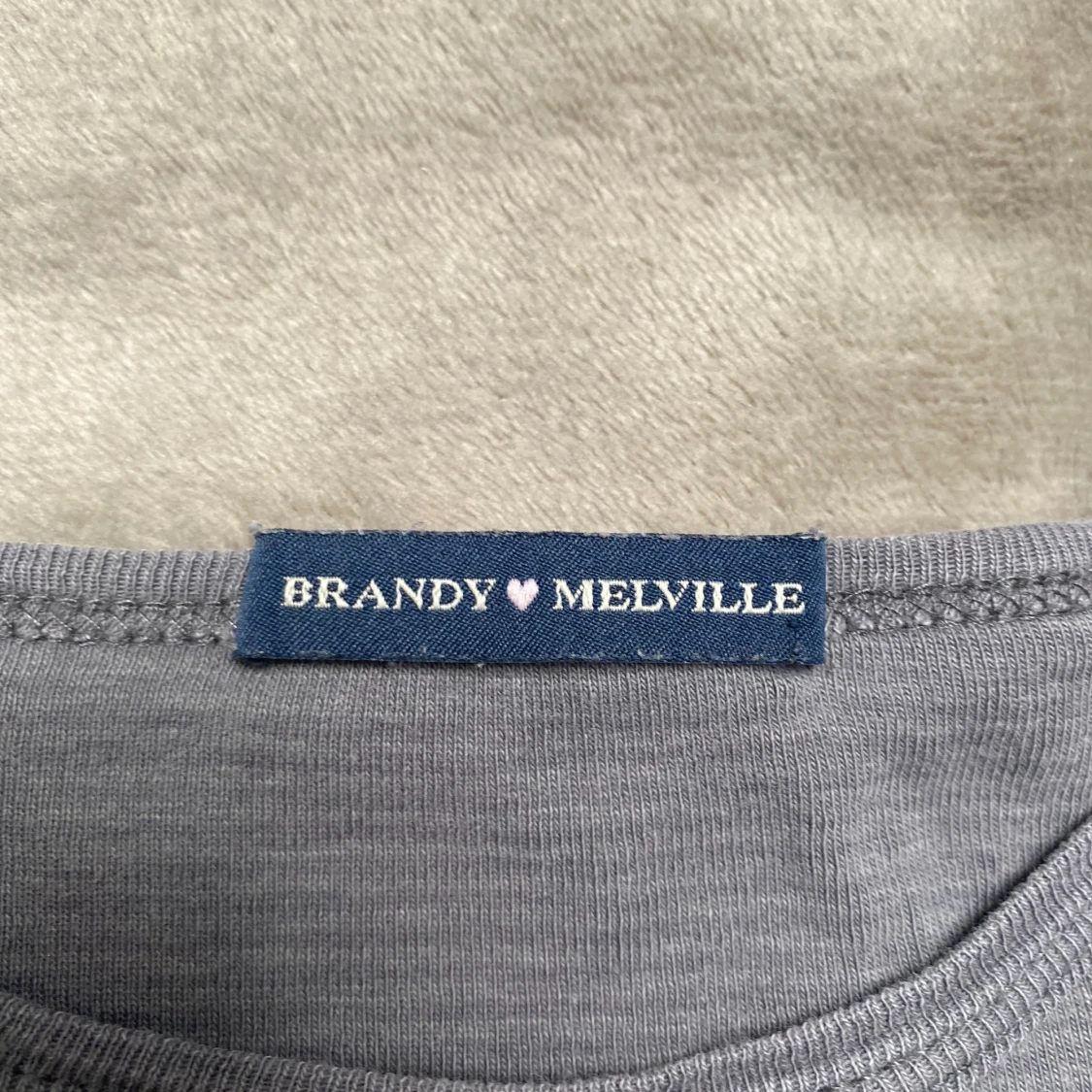 Grå långärmad topp från Brandy Melville - 2