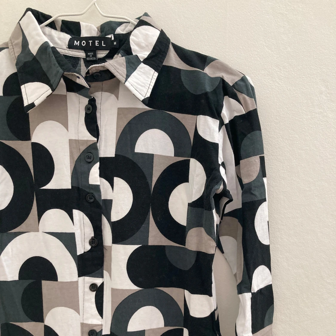 Mönstrad skjortklänning från Motel - 1