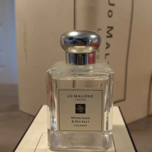 Jo Malone Wood Sage & Sea Salt Cologne - En parfym från Jo Malone i doften Wood Sage & Sea Salt. Hämtas i Lidköping eller Grästorp 