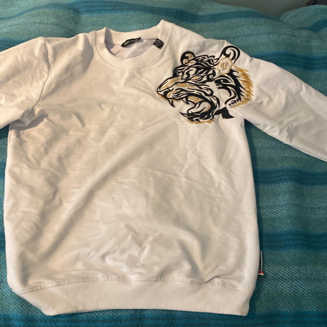 Vit sweatshirt med tigerbroderi från Philipp Plein