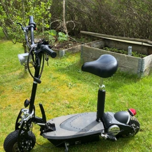 Elscooter - Säljer en snygg elscooter i bra skick. Har aldrig stått ute den har alltid stått inomhus och den har aldrig körts i regnet. Den har en topp hastighet på ca 25-30kmh och en räckvidd på ca 25km i Max fart. Rejäla stötdämpare fram och bak för terräng körning  Man kan justera sadeln finns 2 kör lägen, en tuta,en lampknapp, nyckel hål. Finns såklart lite repor här och där och allt ser såklart inte nytt ut lampan framme är fast limmad men funkar. Lite defekter utseendemässigt men tekniskt inga problem