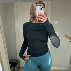 Turkosa seamless tights från Gymshark - Säljer ett par turkosa seamless tights från Gymshark med hög midja och tight passform. Byxorna har diskret logga framtill och är perfekta för träning. Materialet är stretchigt och bekvämt Storlek Xs💕