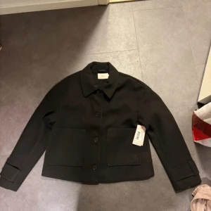 Svart vår jacka från Nelly  - Stilren svart jacka från Nelly. Storlek xs aldrig använd med prislapp kvar 