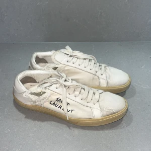  Saint Laurent court classic - Selling these saint Laurent court classic, also known as skaters It’s the distressed model, however some holes have gotten slightly bigger, and there are a few stains on there. I don’t have the box anymore Size 42,5 Price 1700 SEK  Feel free to ask for additional pictures