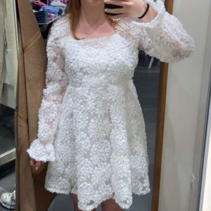 Vit klänning - Jättefin vit klänning med fina detaljer! Perfekt studentklänning eller till andra somriga festligheter! Köpt för 799kr