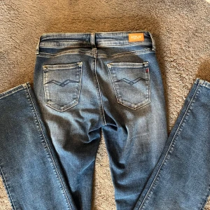 Blå bootcut jeans från Replay New Luz - Säljer ett par blå jeans från Replay, modell New Luz med bootcut fit då de inte kommer till användning längre. Jag har storlek 26,34 och de är nästan aldrig använda så super bra skick!💕