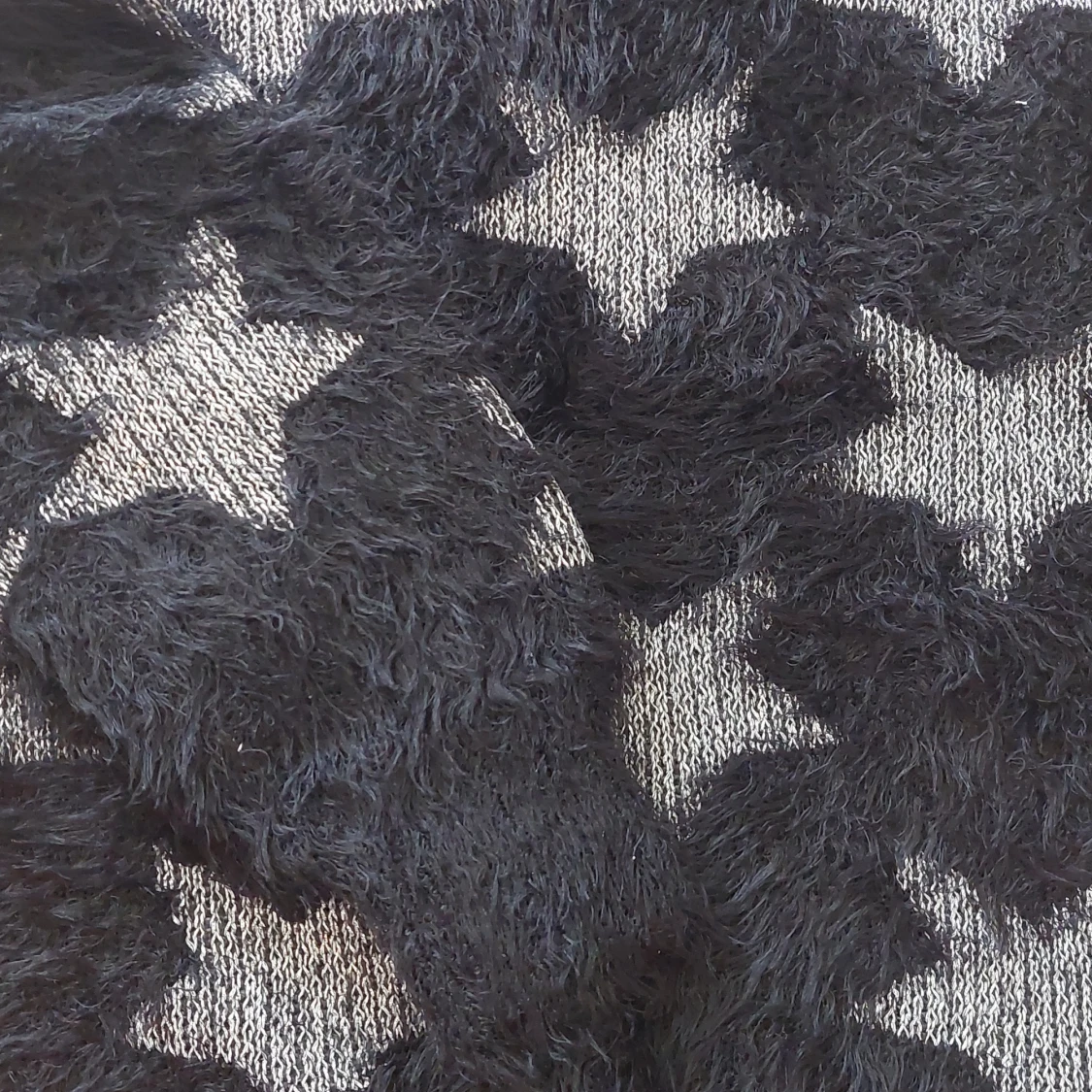 Svart fluffig tröja med stjärnmönster från Laura Torelli Collection - 3