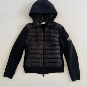 MONCLER HOODED CARDIGAN - Moncler Hooded Cardigan - Storlek XS - Mycket bra skick - Nypris ca 10000kr - deluxecloset 