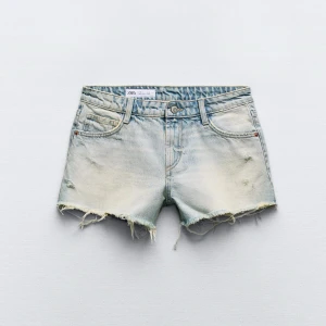Ljusblå jeansshorts med fransar från Zara - Säljer ett par ljusblå jeansshorts från Zara med fransiga benslut och klassisk femficksdesign. Shortsen har låg midja och slitna detaljer framtill för en avslappnad look. Perfekta för varma dagar, storlek 34 och oanvända💕!