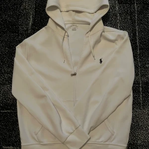 Vit hoodie från Polo Ralph Lauren - Säljer en stilren vit hoodie från Polo Ralph Lauren med dragkedja och klassisk logga på bröstet. |storlek M|Jättebra skick| äkta givetvis| 
