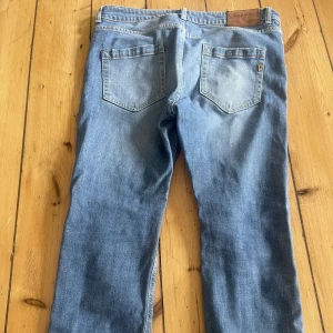 Ljusblå jeans från Dondup - Dondupjeans 