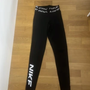 Svarta Nike Pro leggings  - Säljer mina fina svarta Nike Pro leggings
