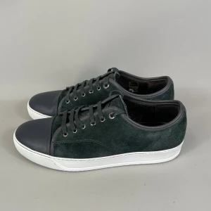 Lanvin Captoe Sneakers - - Skick 8/10  - Tillbehör: Inget  - Nypris: 5500 SEK  - Storlek: 42