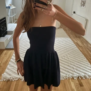 Klänning - Marinblå stickad klänning från zara! Lånade bilder❤️