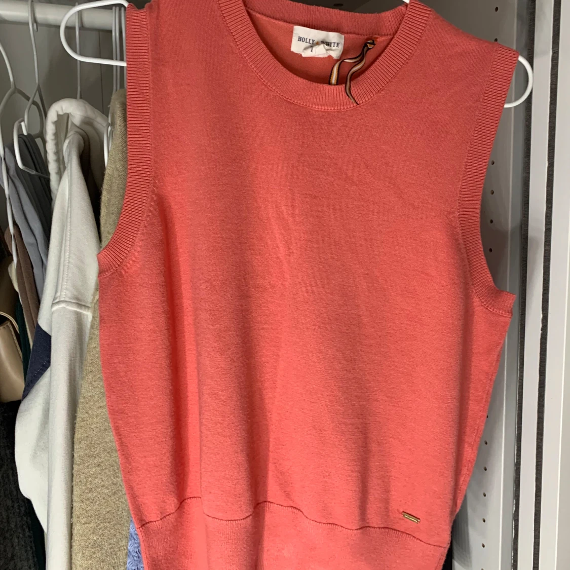 Korallfärgad stickad väst från Holly & Whyte
