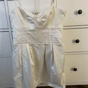 Kort klänning från Gina tricot i storlek 40, väldigt liten i storlek (mer åt S) Säljer då den är för liten.