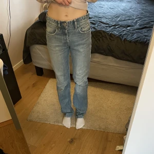 Snygga jeans - Ljus blå raka jeans från zara, dem är midwaist och i bra skick!💗