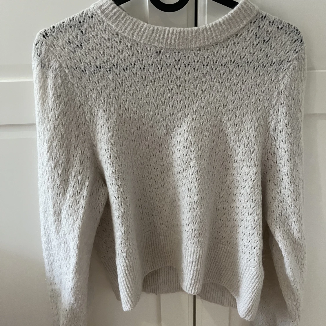 Vit stickad tröja