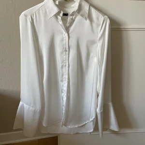 Blus - Blus i glansigt tyg, lite visa i ärmarna