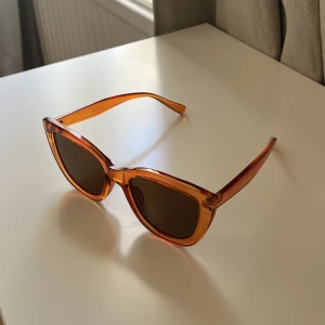 Orangea solglasögon  - Orangea solglasögon från vila helt nya, köpte för 189kr. Ångrar köpet nu så säljer dem här. Perfekta till sommaren.
