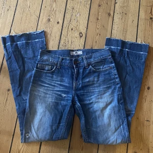 Lågmidjade jeans  - Lågmidjade jeans från fornarina passar mig som är 165 kan skicka fler bilder!