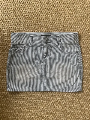 Jeanskjol - Söt randig lågmidjad jeanskjol💕Har tyvärr inga bilder med den på då den är för liten😌