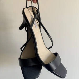 Klackskor  - Super snygga klackar som inte går att få tag på längre. Aldrig använda pga fel storlek, liten i storleken. Nypris - 349