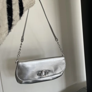 Gant handväska  - ÄLSKA ÄLSKAR ÄLSKAR!!! Tyvärr är den dock silver och jag är en guld girl så svår att matcha! Från gant!