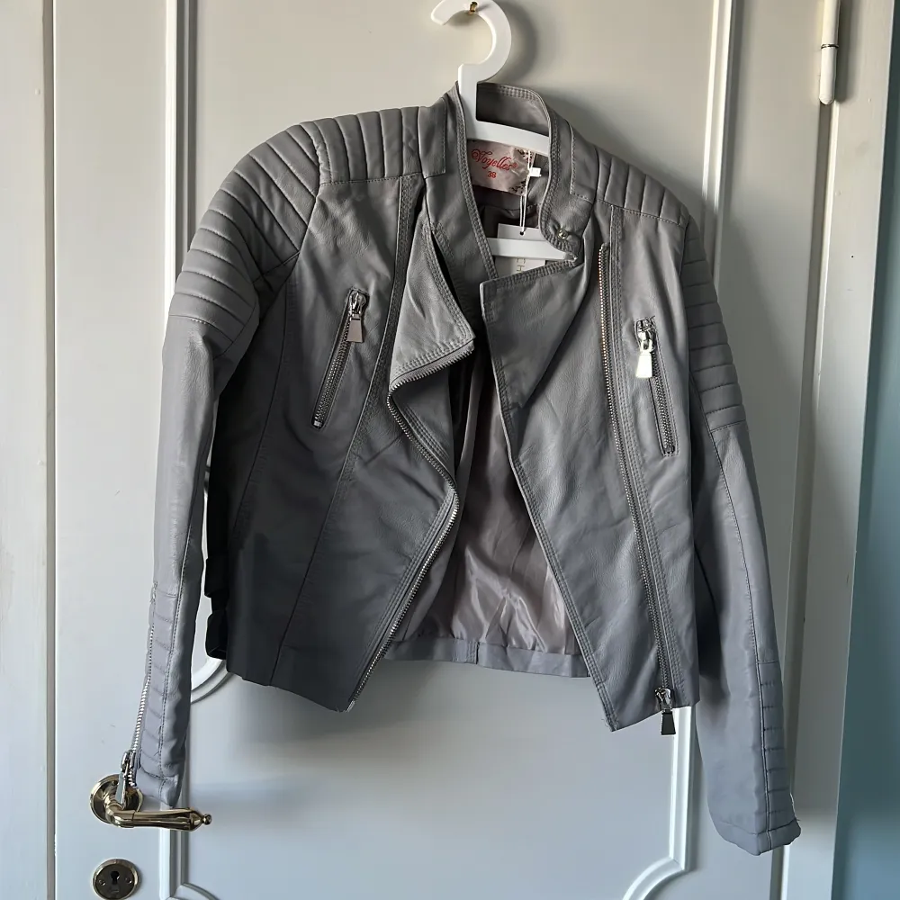 Chiquelle moto jacket grå, strl 38 men upplevs lite liten. Aldrig använd med lappar kvar . Jackor.