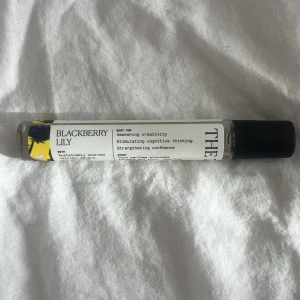 Parfym - Blackberry Lily Parfym! Nypris 360kr. Endast testad annars helt oanvänd 💓💓10ml