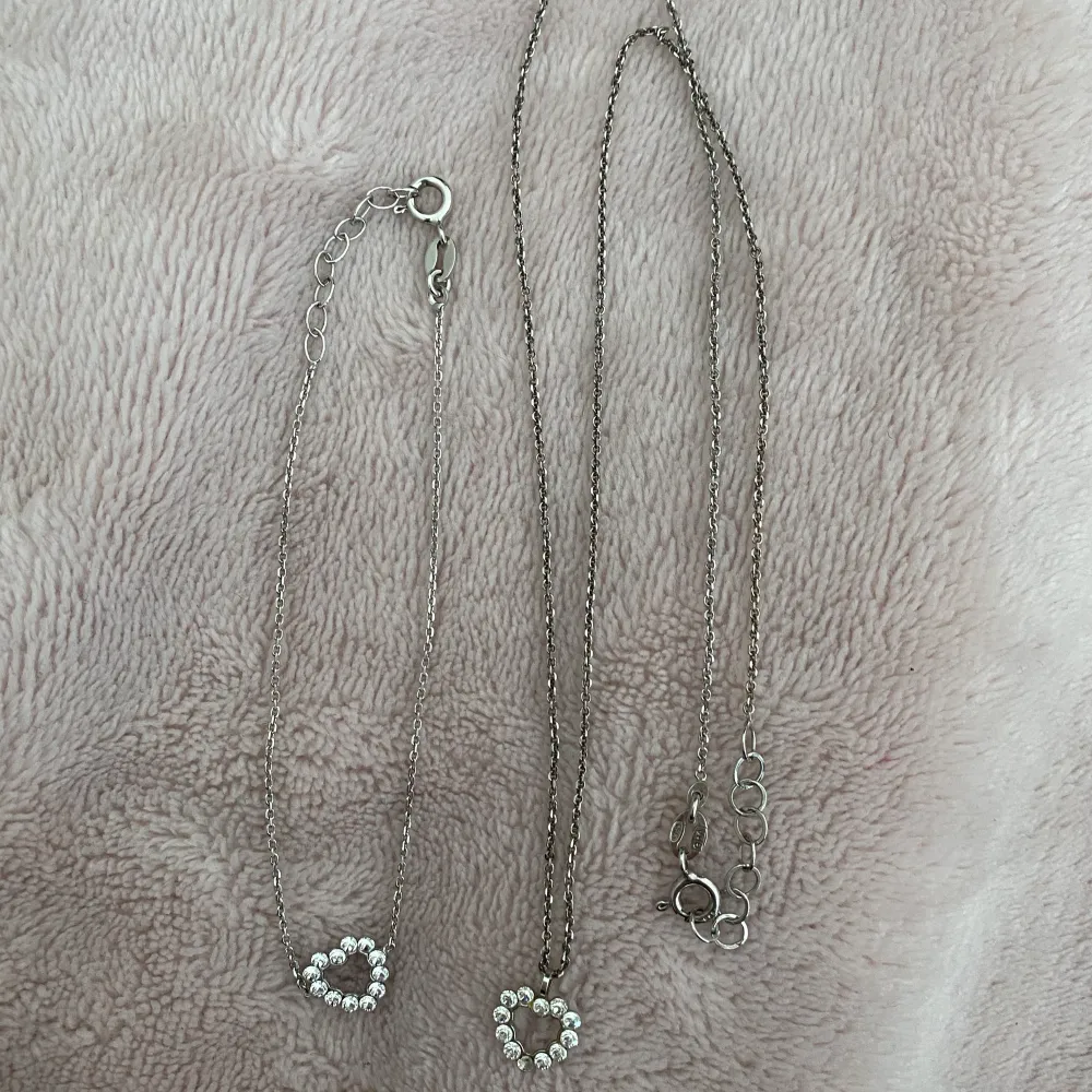 Matchande sätt med ett armband och ett halsband. Det är äkta silver på båda men halsbandet har tappat en liten sten men ingenting som märks. Båda är köpt för totalt ca: 1 800.. Accessoarer.