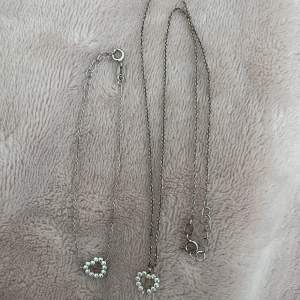 Matchande sätt med ett armband och ett halsband. Det är äkta silver på båda men halsbandet har tappat en liten sten men ingenting som märks. Båda är köpt för totalt ca: 1 800.
