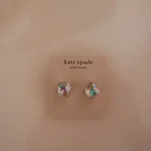 Kate Spade örhängen ”Small square New York”. Kostat 479kr.