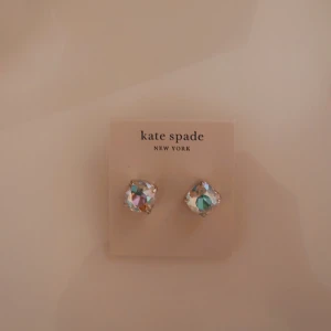 Kate Spade örhängen  - Kate Spade örhängen ”Small square New York”. Kostat 479kr.