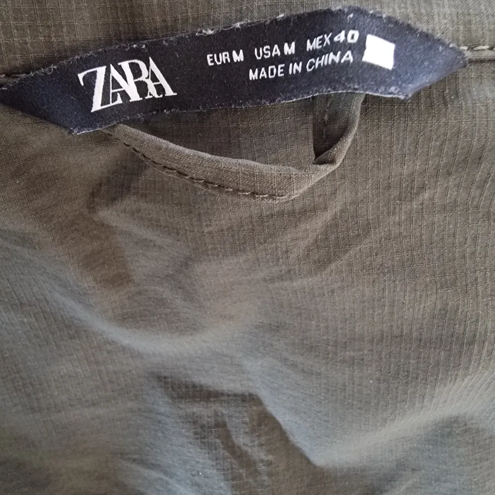 En skjorta från Zara. Är inte tygmaterial, men sitter väldigt skönt.. Skjortor.