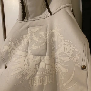 Tröja med tryck bak - Zip hoddie som är lite tjockare med tryck där bak💕