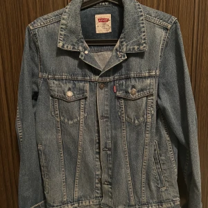 Levis jeansjacka  - Storlek small, använd en gång 