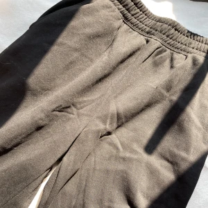 Sweatpants - Snygga och mysiga lite baggy sweatpants/mjukisbyxor med resårband i midjan. Aldrig använda🖤