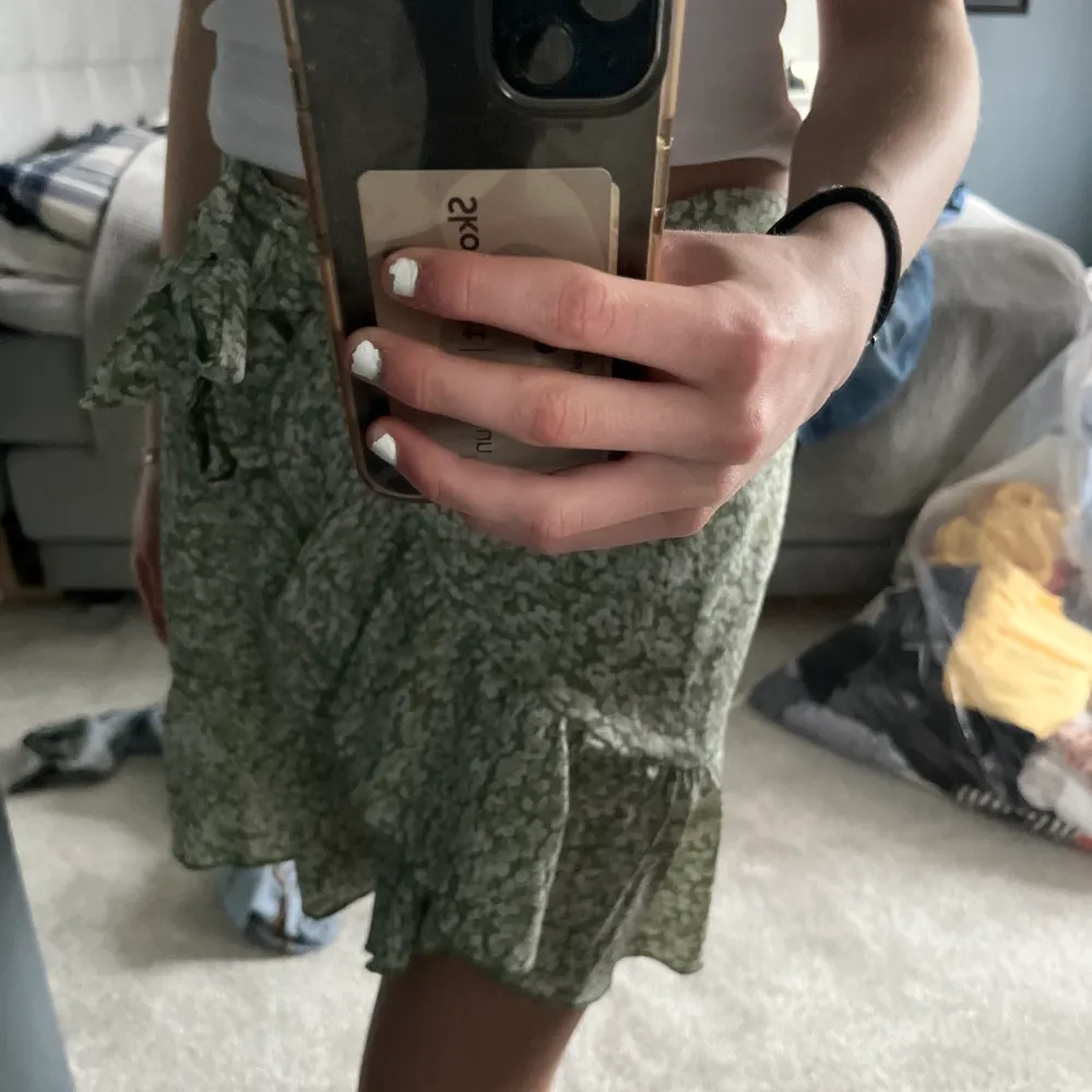 Säljer denna fina gröna kjol då jag inte använt den, alltså nästan helt oanvänd❤️💋 storleken är M men passar på mig som brukar ha xs. Kjolar.