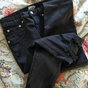 Svarta skinny jeans med hål på knäna.  Köpt på lager 157. Tog fel så de har legat i min garderob bara, aldrig använda endast provade.  Stretchigt material storlek M.
