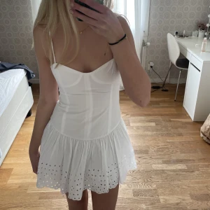Vit klänning  - Jag säljer en jätte fin vit klänning ifrån zara. Jag beställde denna klänning i vintars så den har inte använts. Den är perfekt nu till sommaren. Under klänningen finns de ett par tunna shorts, inget som syns eller känns. Den är i storlek Xs😻❤️