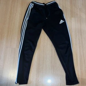 Adidasbyxor - Inga tecken på användning och i bra skick