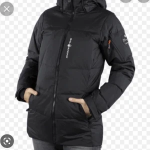 Sail racing vinterjacka  - Använd en vinter, som ny, behöver en tvätt bara. Fint skick, storlek xs, köpt för 3200.  OBS pris kan diskuteras 