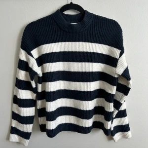 Stickad tröja randig XS monki - Ytluddig men i övrigt fint skick. Storlek XS från monki