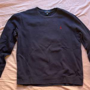 Mörkblå Ralph Lauren tröja i väldigt bra skick endast använt en gång, hör av er vid intresse. Tröjan passar storlek M bra