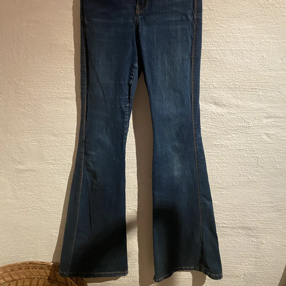 Efterlängtade vintage Bootcut jeans som är midrise. Ursnygga och är så fina till allt. . Jeans & Byxor.