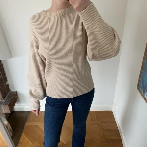 Stickad tröja  - Säljer denna stickade tröja med balongärmar från COS. Bra skick, endast använd fåtal gånger. 💕frakt tillkommer. 