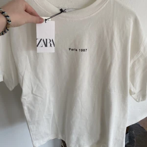 T-shirt  - Säljer denna vita t-shorts från zara. Nyskick. Barnstorlek, men skulle säga att den sitter som en S på mig som är 171 cm 